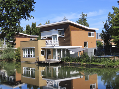 908238 Gezicht op de villa Nobel Hoeve 43 te Vleuten (gemeente Utrecht), aan het water, vanaf het tegenoverliggende fietspad.